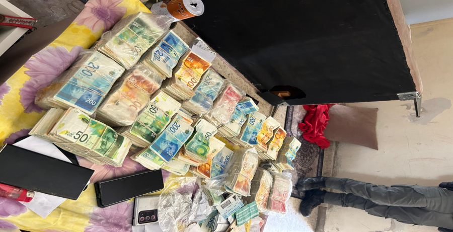 ضبط ما يقارب مليون شيكل في جسر الزرقاء واعتقال مشتبه للتحقيق